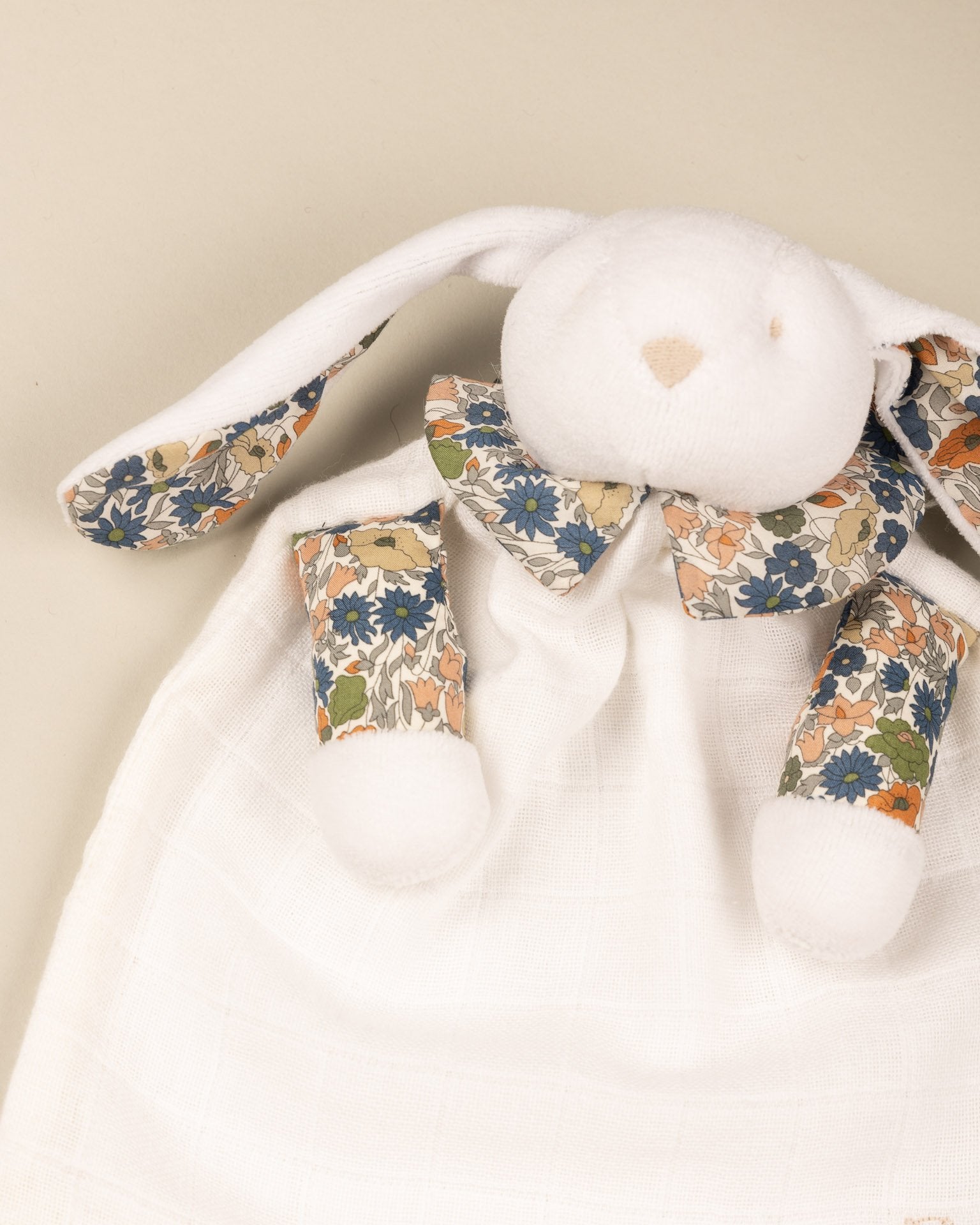 Pamplemousse Peluches Rabbit Lovey Liberty – Calisson Toys