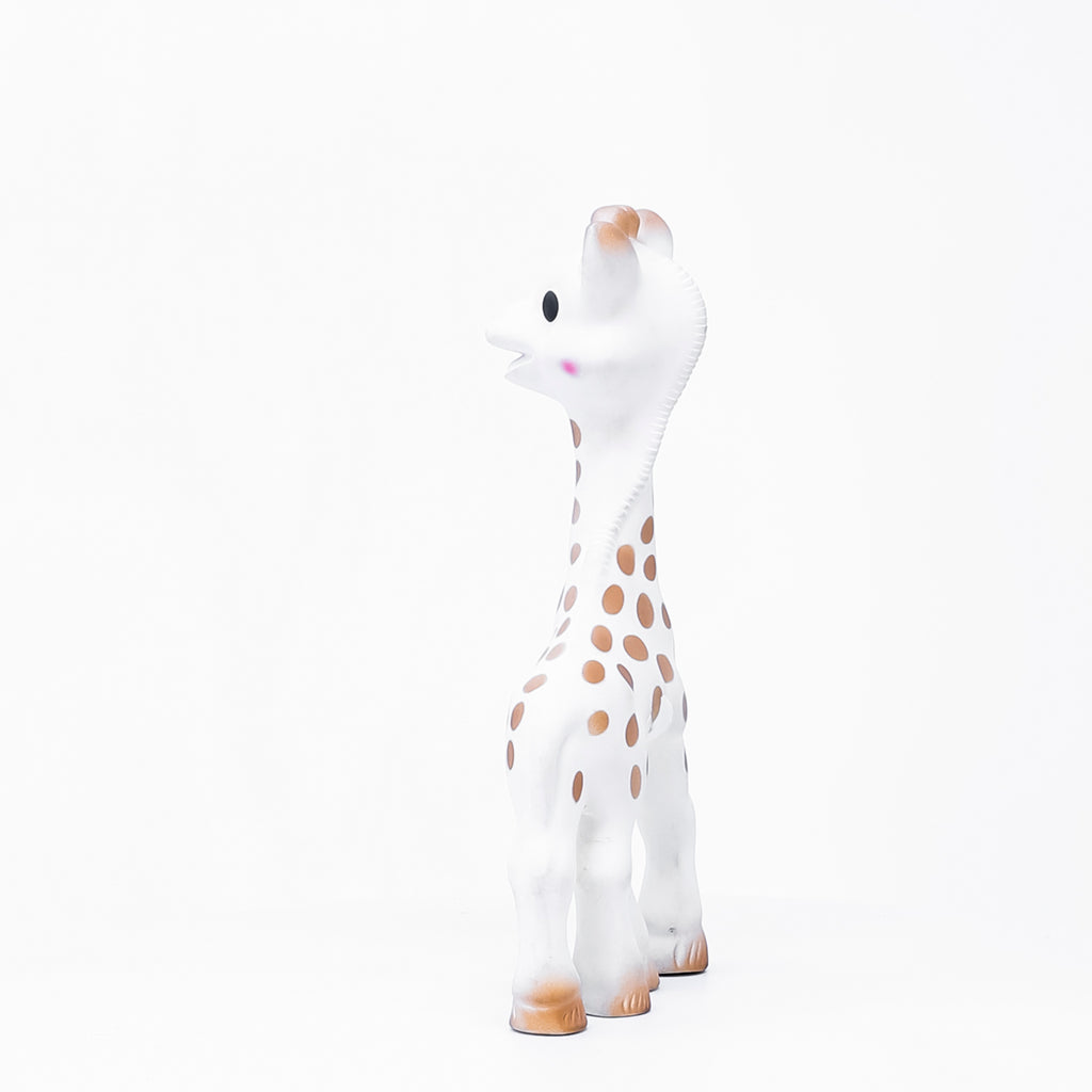 Side view of sophie la girafe